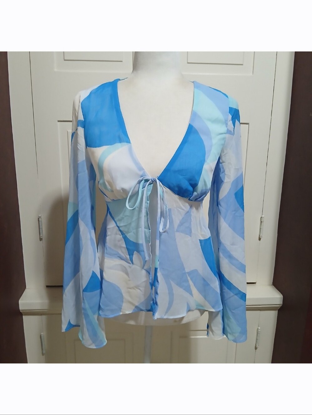 Jacqrie The Label Y2K Style Blue White Abstract Blouse Top Fits Like Size XS